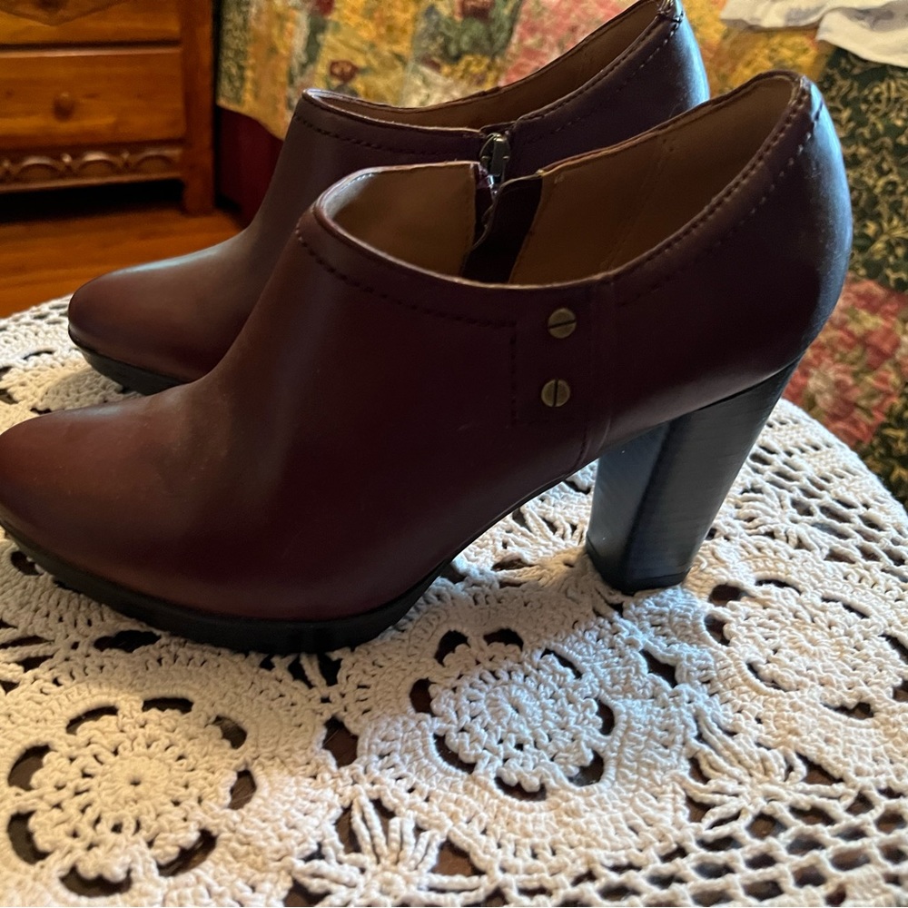 Clarks Lida Palmer womens black leather heeled ankle boots size 7.5